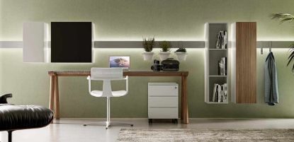Scrivania smart office con piano in vetro temprato extra-chiaro spessore 12 mm, disponibile trasparente o fumé, struttura in legno massello noce canaletto verniciato trasparente o frassino antracite a poro aperto, piedini livellatori in ABS nero e cassettiera metallica con cassetto classificatore, serratura centralizzata e sistema antiribaltamento.