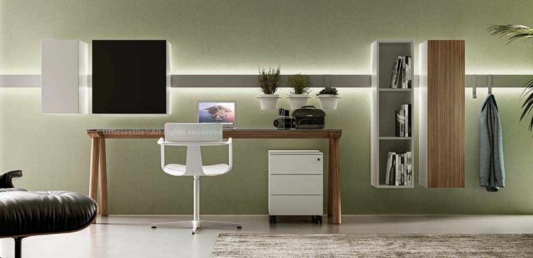 Scrivania smart office con piano in vetro temprato extra-chiaro spessore 12 mm, disponibile trasparente o fumé, struttura in legno massello noce canaletto verniciato trasparente o frassino antracite a poro aperto, piedini livellatori in ABS nero e cassettiera metallica con cassetto classificatore, serratura centralizzata e sistema antiribaltamento.