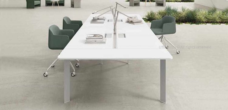 Bench operativo a 4 postazioni composto da 2 bench contrapposti con top access integrati, profilo estruso doppio attrezzabile in alluminio anodizzato con sportelli apribili per ispezione cablaggi, cavità per accessori e piani terminali profondità 40 cm in melaminico con bordi ABS fissati tramite staffe in lamiera piegata colore alluminio.