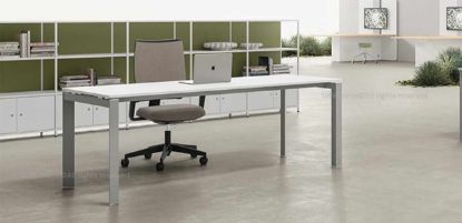 Scrivania a ponte da 200 x 65 cm con piano in conglomerato ligneo spessore 18 mm rivestito in melaminico in diverse finiture, bordi perimetrali in ABS da 2 mm e gambe metalliche a forma di U rovesciata con traverso rettangolare e montanti triangolari disponibili in bianco semilucido, alluminio goffrato, antracite semilucido o nero.