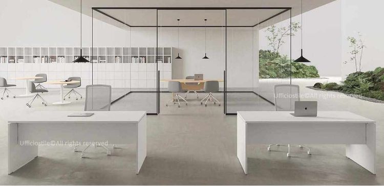 Due scrivanie pannellate da 160 x 80 cm con piani di lavoro e gambe in conglomerato ligneo spessore 25 mm rivestito in melaminico, disponibili nelle finiture bianco, grigio chiaro, rovere chiaro, noce Maroncelli e terra d’ombra, con modesty panel collegato tramite distanziali in ABS grigio e piedini livellatori in ABS grigio.