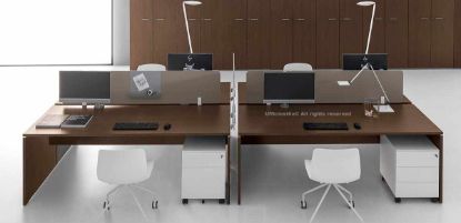 Postazione scrivania a quattro posti con gambe pannellate, dimensioni complessive 280 x 130 cm, completa di schermi frontali e laterali, due cassettiere metalliche su ruote con serrature, quattro bracci portamonitor singoli o doppi in pressofusione di alluminio e ABS, e accessorio portanotes magnetico appeso allo schermo frontale.