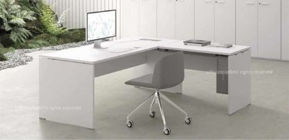 Scrivania angolare da 160 x 180 cm con gambe pannellate, piano principale da 160 x 80 cm, allungo laterale da 100 x 65 cm, top access con sportello apribile per la gestione dei cavi e porta CPU con cinghie agganciato sotto il piano dell’allungo, realizzata in conglomerato ligneo spessore 25 mm rivestito in melaminico e prodotta Made in Italy.