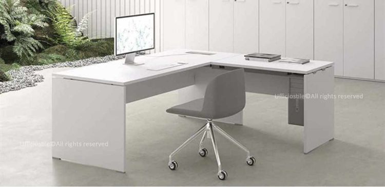 Scrivania angolare da 160 x 180 cm con gambe pannellate, piano principale da 160 x 80 cm, allungo laterale da 100 x 65 cm, top access con sportello apribile per la gestione dei cavi e porta CPU con cinghie agganciato sotto il piano dell’allungo, realizzata in conglomerato ligneo spessore 25 mm rivestito in melaminico e prodotta Made in Italy.