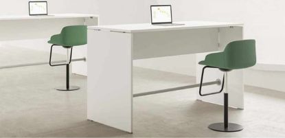 Tavolo Break h.107 da 160 x 80 cm, realizzato in conglomerato ligneo spessore 25 mm rivestito in melaminico, con piano, gambe e modesty panel collegati tramite distanziali in ABS grigio, tubo in acciaio satinato nella parte inferiore delle gambe e kit optional con distanziali e piedini in ABS disponibili in bianco, antracite, rosso fuoco e verde petrolio.