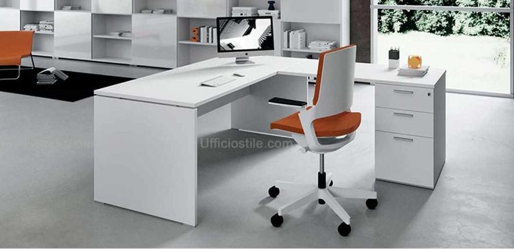 Scrivania angolare operativa con gambe pannellate, piano principale da 160 x 65 cm, allungo laterale da 100 x 65 cm e cassettiera portante a tre cassetti con cassetto classificatore portacartelle e serratura, realizzata in conglomerato ligneo spessore 25 mm rivestito in melaminico, Made in Italy e disponibile in pronta consegna.