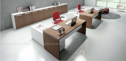Esempio di arredo ufficio operativo Linea 405 per due utilizzatori, composto da scrivanie da 180 x 65 cm in melaminico tabacco, mobili di servizio bianchi con anta scorrevole, e libreria modulare alle spalle con dieci ante tabacco e scocca bianca, realizzata in conglomerato ligneo rivestito in nobilitato melaminico Classe E1.