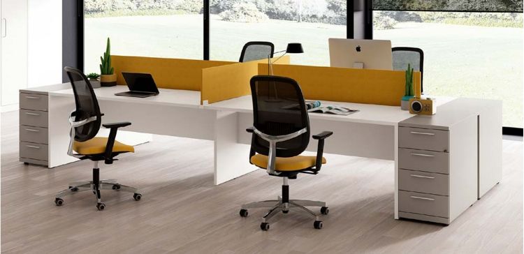 Bench operativo per quattro postazioni di lavoro composto da quattro piani scrivania in melaminico da 120 x 80 cm, schermi divisori ignifughi frontali e laterale, quattro cassettiere altezza scrivania con quattro cassetti e serratura, top unico per ogni coppia di cassettiere affiancate e dimensioni complessive 320 x 165 cm.