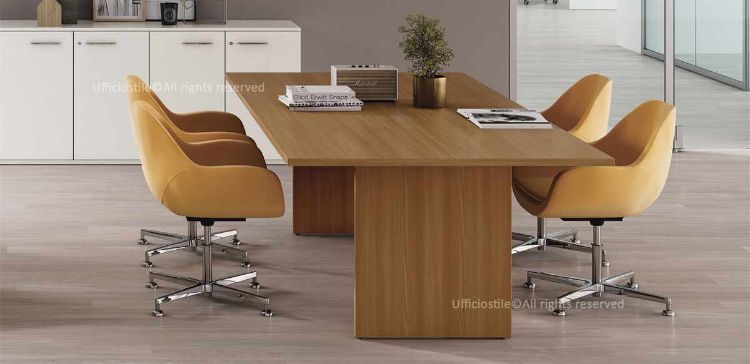 Tavolo riunioni da 210 x 100 cm con piano in truciolare spessore 28 mm nobilitato con resine melaminiche antiriflesso e bordato in ABS, struttura pannellata composta da due gambe pannello spessore 28 mm e gonna strutturale alta 300 mm, realizzato Made in Italy con materiali certificati FSC® e CAM.
