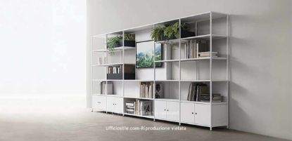 Libreria modulare per ufficio con ante battenti, contenitori metallici e modulo porta monitor fino a 50 pollici, con struttura in tubolare d’acciaio verniciato, ripiani e schiene in lamiera piegata, pannello porta tv con passacavi integrati, maniglie incassate in ABS e piedini livellatori in ABS nero.