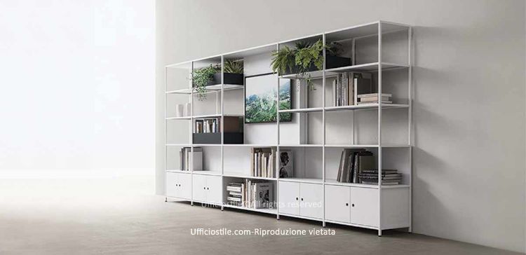 Libreria modulare per ufficio con ante battenti, contenitori metallici e modulo porta monitor fino a 50 pollici, con struttura in tubolare d’acciaio verniciato, ripiani e schiene in lamiera piegata, pannello porta tv con passacavi integrati, maniglie incassate in ABS e piedini livellatori in ABS nero.