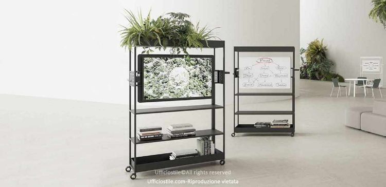Mobile su ruote porta TV e lavagna con struttura metallica, staffa per fissaggio monitor fino a 43”, lavagna in conglomerato ligneo spessore 16 mm rivestita in laminato lucido bianco antigraffio, bordo perimetrale in ABS nero, mensola laterale, gancio portaborse, carter per salita cavi e ruote in nylon con freno.