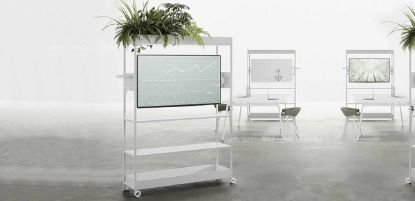 Mobile porta monitor su ruote con struttura in metallo, staffa per fissaggio monitor fino a 43 pollici, mensola laterale per accessori e gancio portaborse, ideale per sale riunioni, formazione e ambienti di lavoro flessibili.