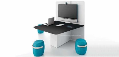 Tavolo trapezoidale con pannello porta monitor per comunicazione audiovisiva, realizzato in pannello ligneo o MDF con finitura melaminica, top access centrale per il passaggio dei cavi, bordi in ABS e piedini livellatori.
