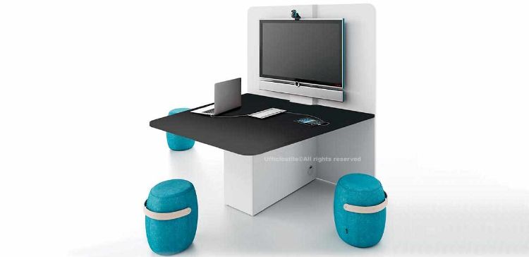 Tavolo trapezoidale con pannello porta monitor per comunicazione audiovisiva, realizzato in pannello ligneo o MDF con finitura melaminica, top access centrale per il passaggio dei cavi, bordi in ABS e piedini livellatori.