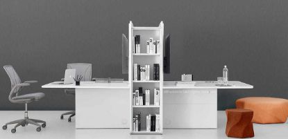 Moduli per comunicazione audiovisiva Ufficiostile con pannello porta TV di forma trapezoidale, top access per il passaggio dei cavi e libreria a giorno in melaminico, codice prodotto ITDVEM01.