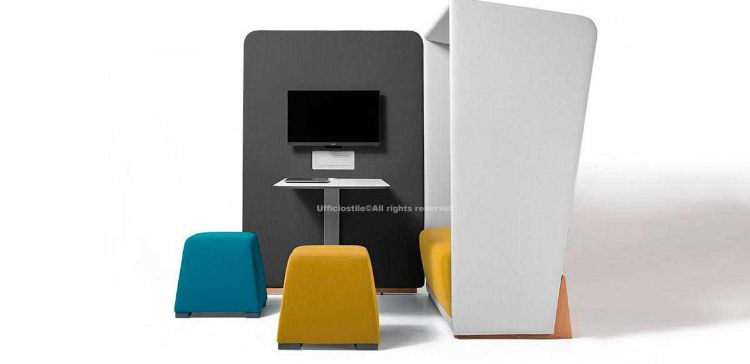 Arreda l'ufficio con il set multimediale Ufficiostile. Include un tavolo in HPL con prese USB e predisposizione TV, abbinato a un divanetto con tetto per la massima privacy.