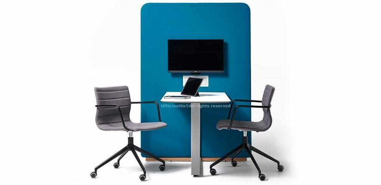 Tavolo multimediale in HPL Ufficiostile con pannello elettrificato, gamba passacavi, prese USB, predisposizione per fissaggio TV e ruote a scomparsa, codice prodotto ITDMCIME04.