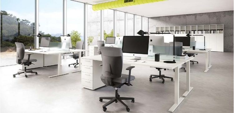 Composizione bench operativo con doppia postazione di lavoro composta da due scrivanie contrapposte con gambe metalliche a T rovesciata, schermo divisorio in vetro acidato e due cassettiere terminali portanti a quattro cassetti complete di top, con ingombro complessivo 180 x 165 cm.