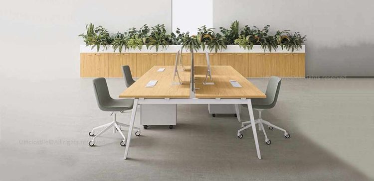 Bench operativo in linea a 4 postazioni da 280 x 166,5 cm con piani in conglomerato ligneo spessore 25 mm rivestiti in melaminico, bordi perimetrali in ABS da 2 mm, gambe a cavalletto in metallo disponibili in diverse finiture, frontal panel in tessuto acustico rivestito in fibra di poliestere e due cassettiere su ruote a tre cassetti con serratura centralizzata, sistema antiribaltamento e ruote con freno.