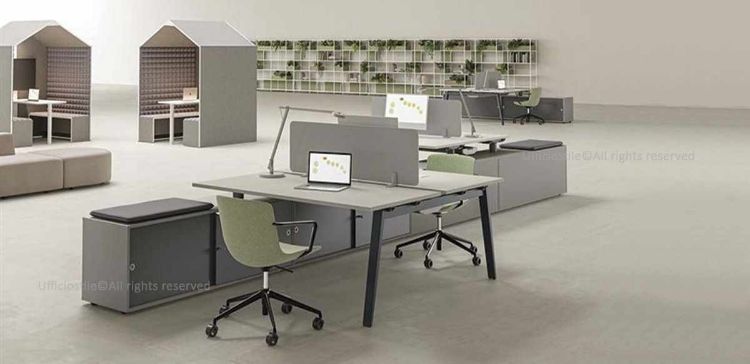 Composizione operativa con tre postazioni di lavoro da 480 x 310 cm, piani in conglomerato ligneo spessore 25 mm rivestiti in melaminico, gambe metalliche a cavalletto, contenitori portanti in melaminico con ante scorrevoli, binari interni in alluminio, serratura a pulsante e piedini livellatori in ABS nero.