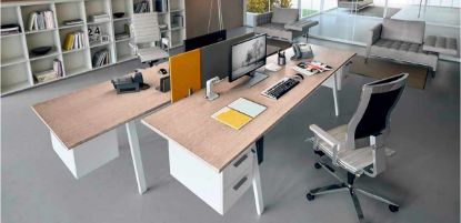 Postazione operativa composta da due scrivanie da 240 x 120 cm con piano in melaminico e struttura metallica, schermo frontale divisorio bicolore da 99 x 39 cm e tre cassettiere sospese sottopiano con due cassetti, guide metalliche soft-closing e serratura con doppia chiave pieghevole.