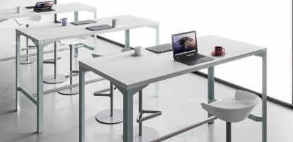 Tavolo scrivania alto 107 cm con piano da 180 x 65 cm in conglomerato ligneo spessore 38 mm rivestito in melaminico bianco, bordi perimetrali in ABS da 2 mm, gambe in lamiera piegata spessore 3 mm disponibili in diverse finiture, piastre saldate per fissaggio al piano e al piedino, piedino livellatore nero con tappo di copertura in ABS.
