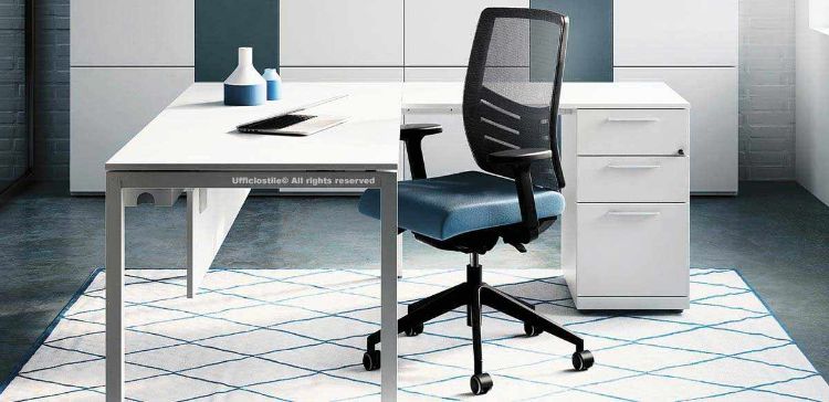 Scrivania con allungo da 160 x 160 cm con piano in truciolare spessore 18 mm nobilitato con resine melaminiche antiriflesso e bordato in ABS, inserti filettati per aggancio a struttura e schermi, struttura a ponte in tubo d’acciaio a sezione quadrata 45 x 45 mm tagliato laser, piegato e saldato, e gonna di cortesia in truciolare melaminico.