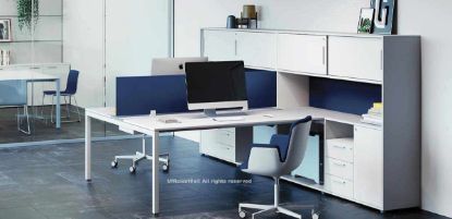 Doppia postazione operativa composta da bench a due posti con due piani scrivania in melaminico da 160 x 60 cm, schermo divisorio rivestito in tessuto e doppio armadio portante con anta battente, due ante scorrevoli, cassettiera a tre cassetti e schiena rivestita in tessuto, dimensioni complessive 202 x 330 cm