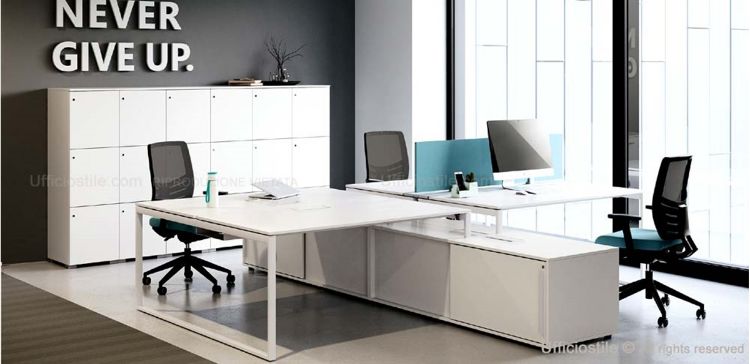 Composizione tipo per ufficio operativo a quattro posti composta da due bench con piani di lavoro affiancati, mobile di servizio portante centrale con quattro ante scorrevoli e schermo divisorio frontale, realizzata in truciolare melaminico antiriflesso bordato in ABS, con materiali certificati FSC®, pannello ecologico LEB e conformità CAM.