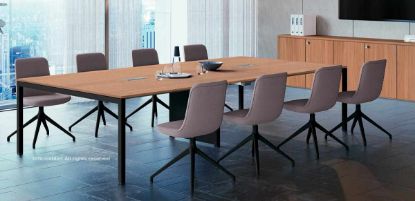 Tavolo riunioni da 330 x 165 cm con piano in truciolare melaminico antiriflesso bordato in ABS, struttura in metallo con gamba centrale dotata di carter per la salita cavi, piano predisposto per elettrificazione e due flap passacavi in alluminio estruso con profilo parapolvere a ciglia, prodotto Made in Italy.
