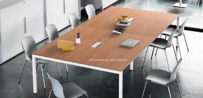 Tavolo riunioni composto da 330 x 165 cm con piano in truciolare spessore 18 mm nobilitato con resine melaminiche antiriflesso e bordato in ABS, inserti filettati per aggancio alla struttura e agli schermi, predisposizione per elettrificazione e due flap passacavi in alluminio estruso con profilo parapolvere a ciglia.
