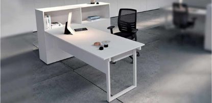 Composizione con scrivania da 120 x 60 cm con piano melaminico e struttura metallica con gamba ad anello, abbinata a libreria portante in melaminico spessore 18 mm con due ante scorrevoli, due vani a giorno portadocks, vani interni con ripiani regolabili e dimensioni complessive 162 x 165 cm.