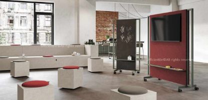 Composizione di pannelli mobili multifunzione Made in Italy composta da pannello lavagna da 100 x 54 cm con superficie in MDF scrivibile e pannello porta TV da 170 x 54 cm rivestito in tessuto, entrambi con struttura portante in metallo, ruote piroettanti Ø 60 mm con freno, mensola in metallo e altezza 189 cm.
