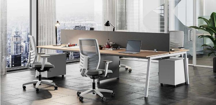 Bench a quattro postazioni in melaminico finitura rovere con struttura in metallo verniciato bianco, dimensioni totali 320 x 165 cm, completo di due schermi divisori per protezione e privacy da 160 x 38,5 cm e due cassettiere portadocumenti a due cassetti su ruote con sistema antiribaltamento, serratura con cilindro estraibile e chiusura simultanea.
