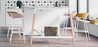 Tavolo appeso multifunzione alto 105 cm con piano in melaminico finitura bianco da 180 x 125 cm appoggiato su mobile portante, struttura con gambe in metallo e legno massello di frassino naturale, elemento contenitore da 104 x 125 cm con due tappi passacavi e armadio con due classificatori estraibili portacartelle.