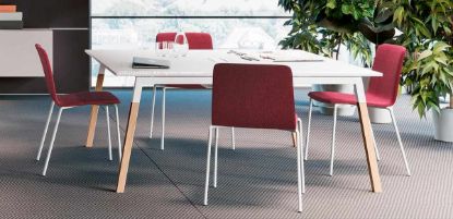 Tavolo riunioni quadrato da 125 x 125 cm in nobilitato melaminico finitura bianco, con struttura in metallo e legno massello di frassino naturale verniciato trasparente, completo di flap di elettrificazione posizionato al centro del piano con sportello apribile a battente da un solo lato.