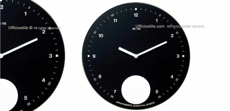 Immagine di Orologio a pendolo nero con disco bianco