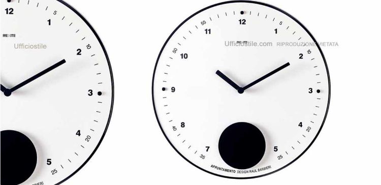 Picture of White pendulum clock with black disc
