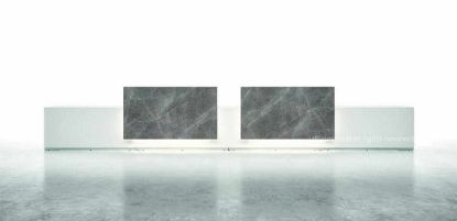 Immagine di Bancone reception con mensole in vetroceramica