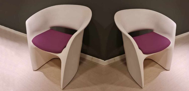 Coppia di poltroncine Kuark fine esposizione in polietilene colore bianco, con cuscino removibile e sfoderabile rivestito in tessuto categoria D colore D477.