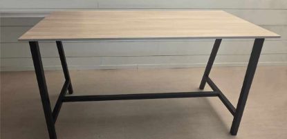 Tavolo fine esposizione h.105 cm con dimensioni cm 180 x 80 x 105 h, struttura in metallo verniciato nero e piano in melaminico finitura rovere, disponibile come offerta Ufficiostile fine esposizione.