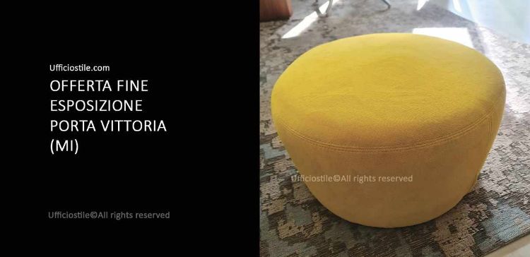Pouf circolare fine esposizione da cm 55 x 32 h, con struttura interna in legno, imbottitura in poliuretano espanso e piedini in polipropilene, disponibile come offerta Ufficiostile fine esposizione.