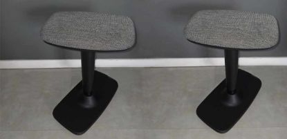 Coppia di sgabelli fine esposizione con struttura in polipropilene nero, sedile girevole a 360°, elevazione a gas regolabile da 53 a 76 cm e rivestimento cat. H colore T3M3.