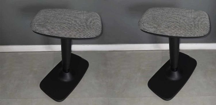 Coppia di sgabelli fine esposizione con struttura in polipropilene nero, sedile girevole a 360°, elevazione a gas regolabile da 53 a 76 cm e rivestimento cat. H colore T3M3.
