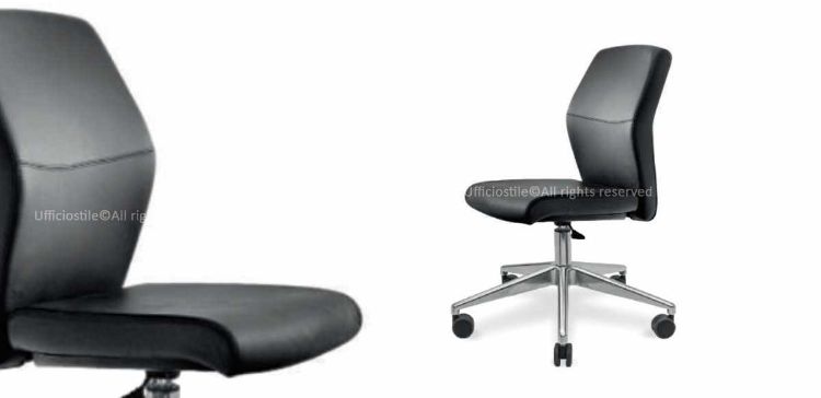Poltrona direzionale Marten con schienale medio, base a 5 razze in alluminio lucido con ruote, piastra fissa, elevazione a gas e rivestimento tecnico in PVC, poliestere e cotone.