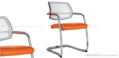 Poltrona visitatori con schienale in rete, braccioli fissi, sedile rivestito in materiale tecnico e base cantilever con telaio cromato, ideale per sale riunioni, uffici e aree accoglienza professionali.