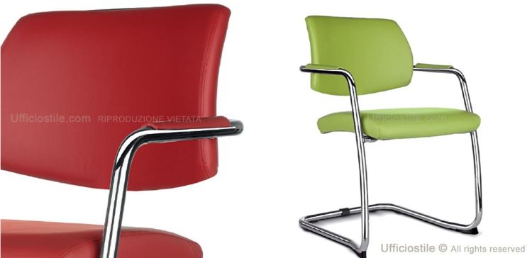 Poltrona visitatori con braccioli fissi, base cantilever con telaio in acciaio cromato e rivestimento tecnico in PVC, poliestere e cotone, ideale per sale riunioni, uffici direzionali e aree accoglienza professionali.
