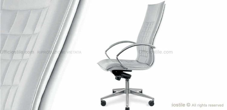 Poltrona direzionale Quadra con braccioli fissi, base a 5 razze in alluminio lucido con ruote, meccanismo oscillante a fulcro avanzato, elevazione a gas e rivestimento in misto cotone e poliestere.