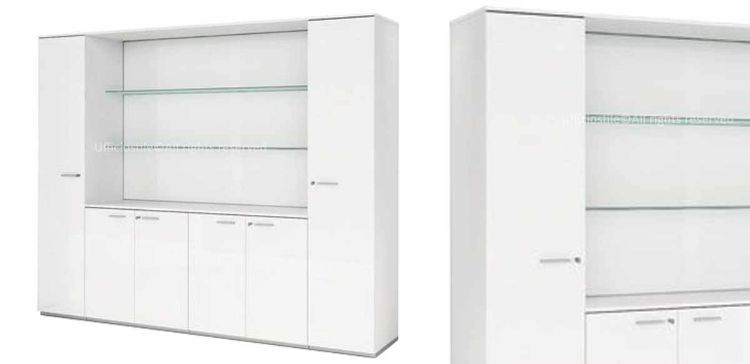 Boiserie per ufficio Ufficiostile larga 270 cm con armadi contenitori integrati a 6 ante, profili in alluminio anodizzato, pannelli in melaminico e mensole in vetro temprato acidato, codice prodotto ITDV50020.